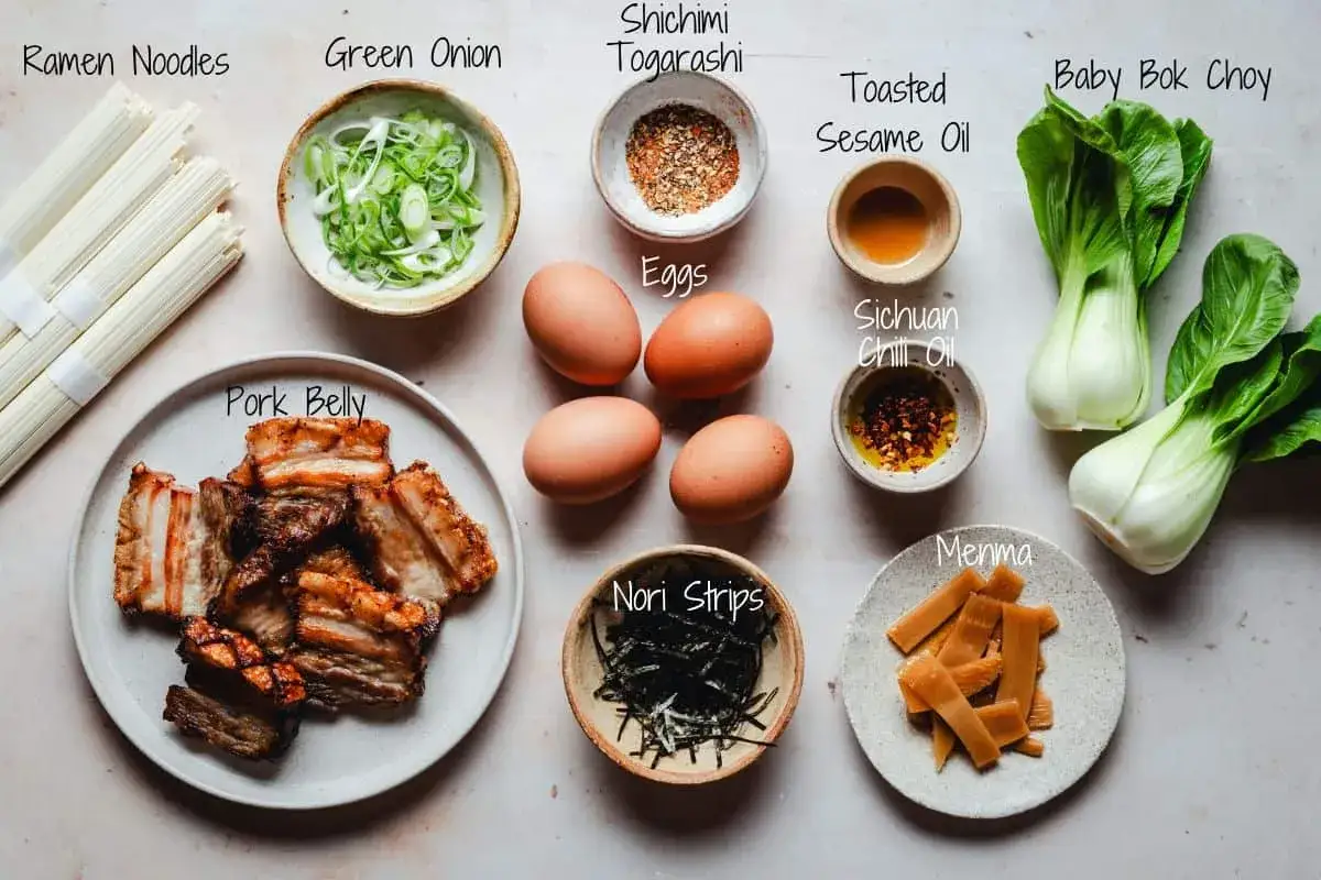 Składniki do ramenu: makaron, boczek, jajka, dymka, pak choi, menma, nori, oleje i przyprawy.