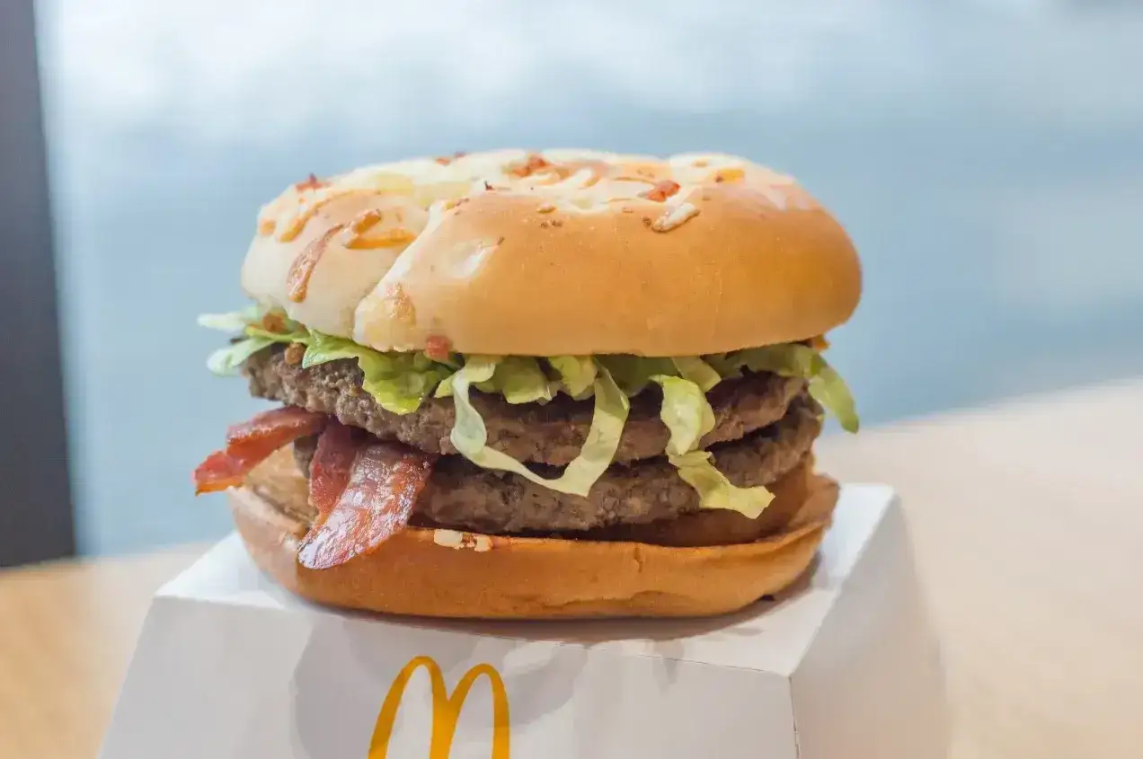 Podwójny burger z bekonem i jalapeno, z chrupiącą sałatą i serem. Idealny dla miłośników ostrych smaków. Sprawdź jego jalapeno burger kcal!