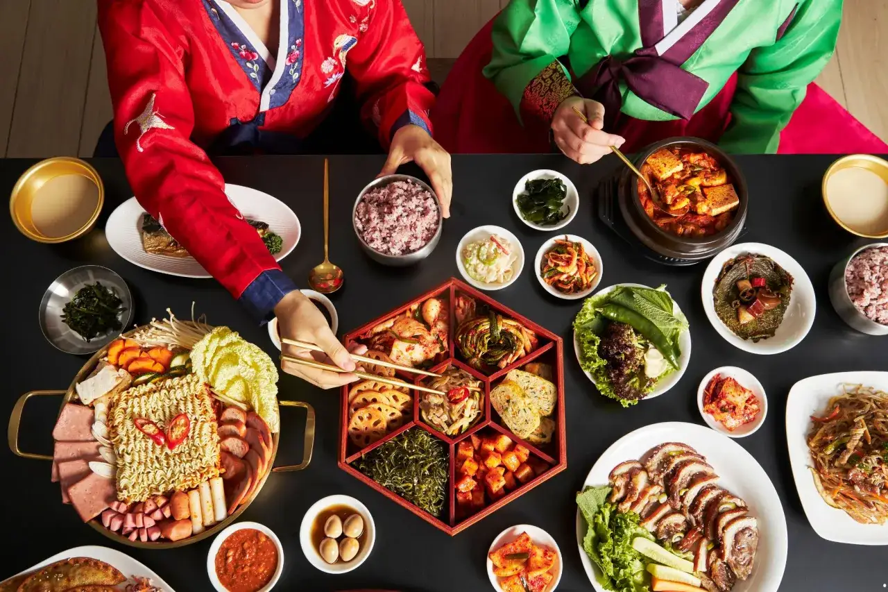 Obiad w koreańskim stylu: bogactwo smaków, w tym pyszne kimchi. Co to jest? Fermentowana kapusta i inne warzywa, podstawa kuchni koreańskiej.
