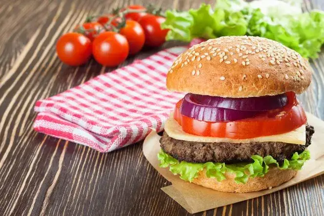 Zdjęcie Jak łatwo przygotować gotowe hamburgery z Biedronki w domu