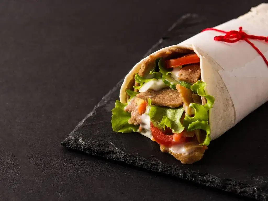 Zdjęcie Kebab w bułce czy tortilla – co wybrać dla zdrowszego posiłku?