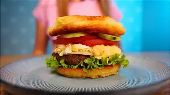 Zdjęcie Co to jest hamburger? Poznaj składniki, historię i rodzaje tego dania