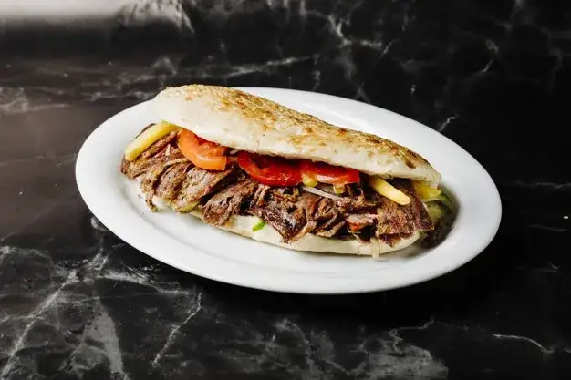 Zdjęcie Ile kcal ma kebab rollo? Poznaj zaskakującą kaloryczność!