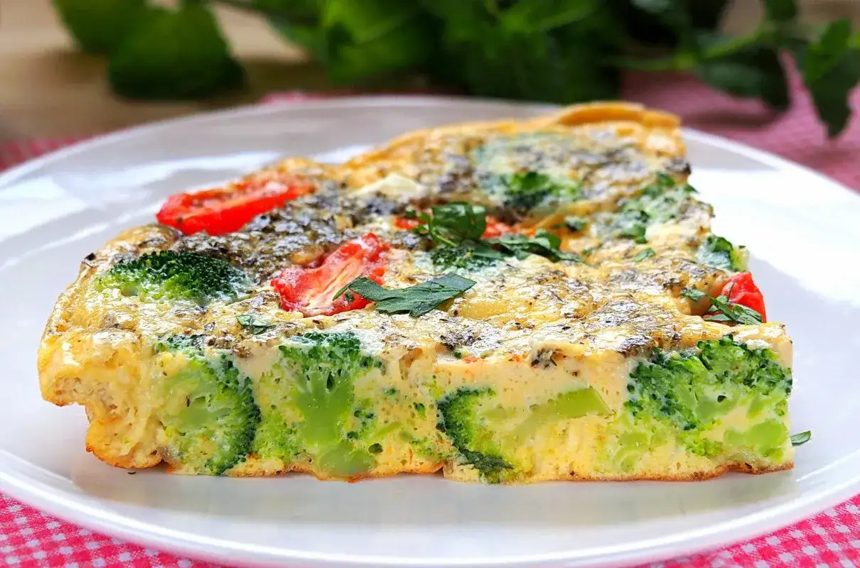 Frittata co to? Pyszny kawałek zapiekanki z brokułami i pomidorami, idealny na śniadanie lub lekki obiad.