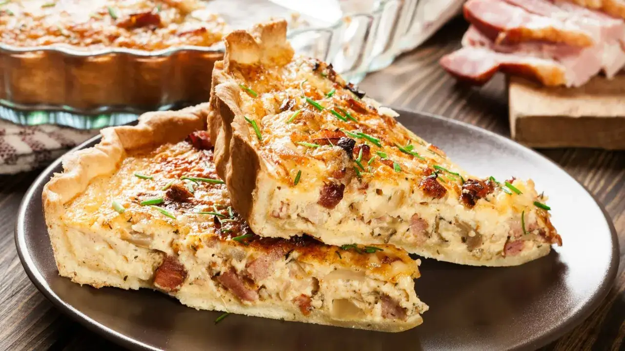 Dwa kawałki quiche lorraine, z boczkiem i serem, posypane szczypiorkiem. To jest właśnie quiche, co to za pyszność!