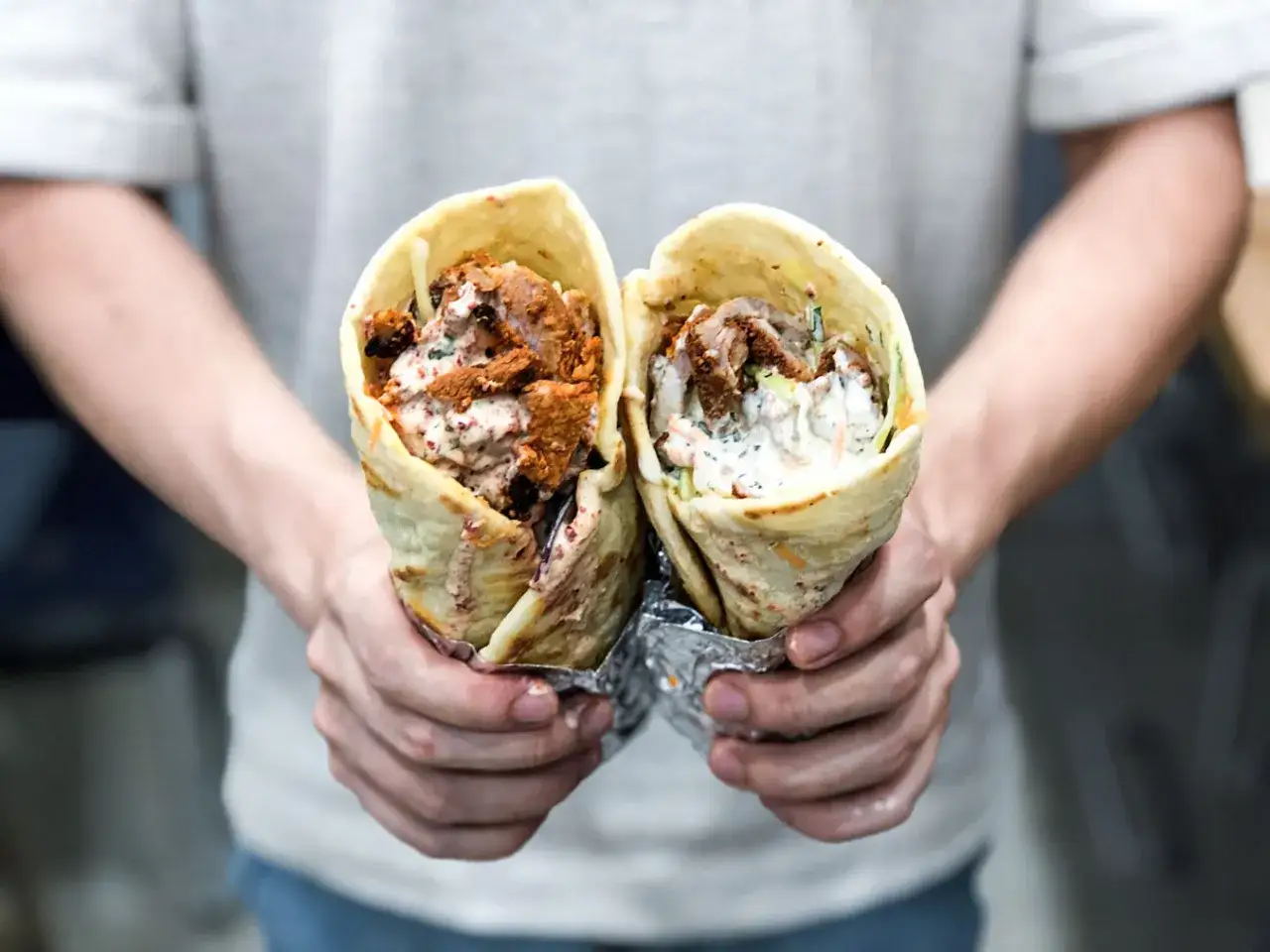 Dwie porcje pysznego, soczystego kebab na cienkim, zawinięte w chrupiące ciasto, z sosem i warzywami. Idealne na szybki lunch!