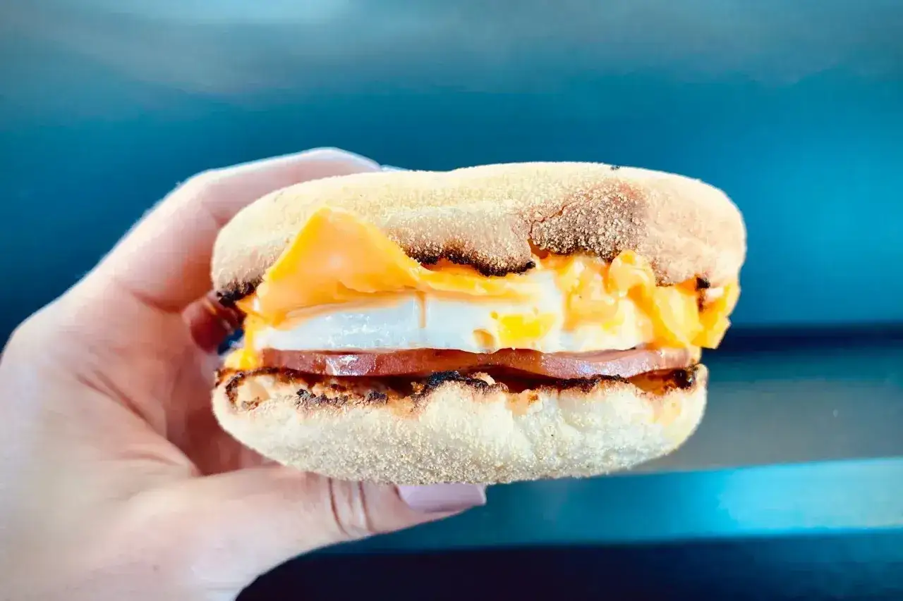 Pyszny mcmuffin farmerski z jajkiem, szynką i serem. Idealny na szybkie śniadanie, choć warto pamiętać o jego kcal.