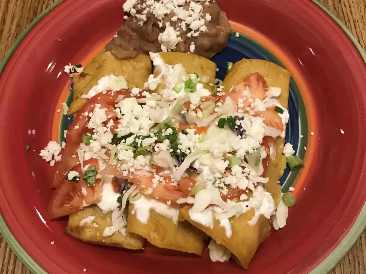 Chrupiące enchilady z pomidorami, serem feta i śmietaną. Pyszne danie, które warto spróbować, jeśli zastanawiasz się, enchilada co to.