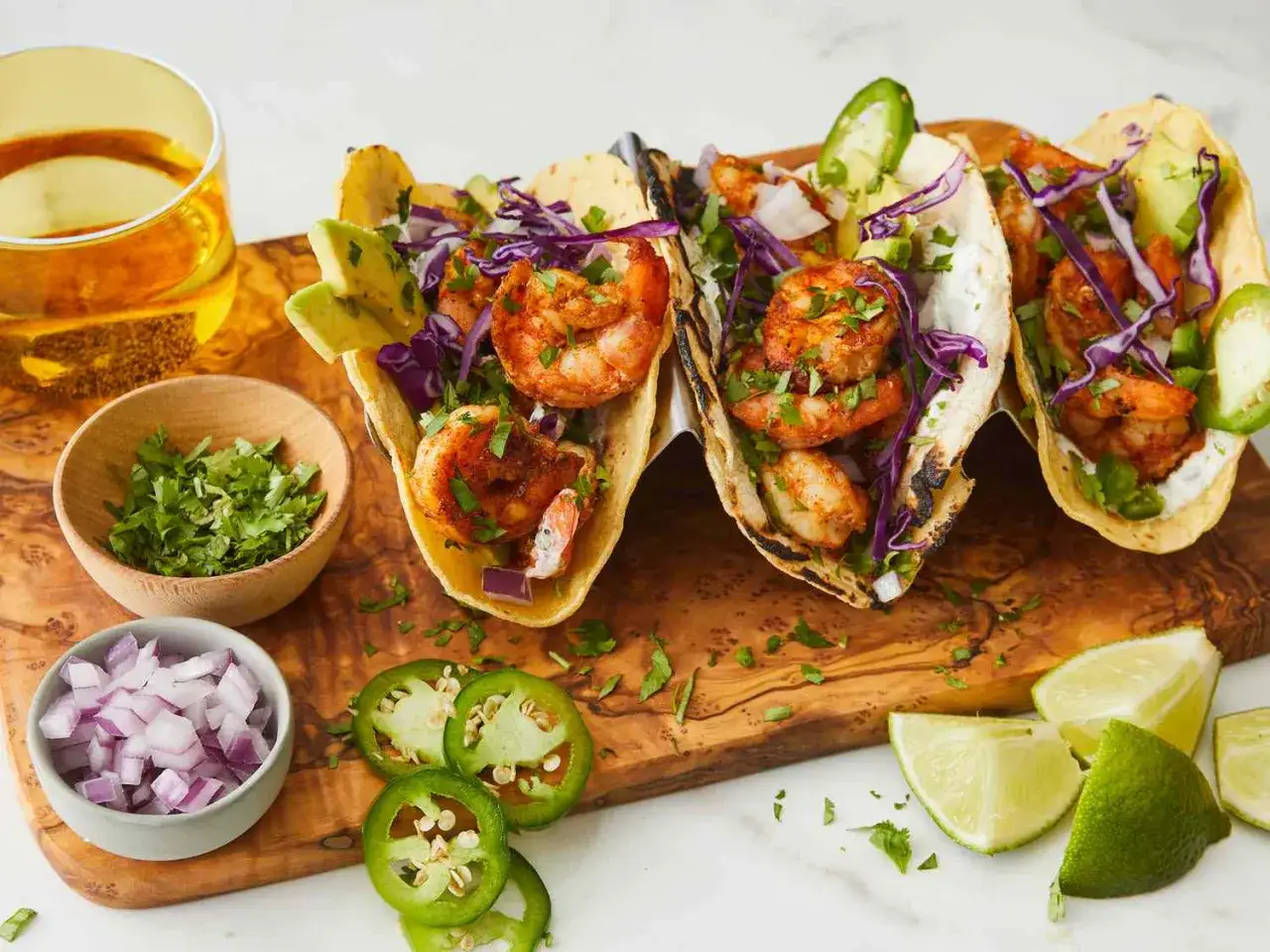 Pyszne krewetkowe tacos z awokado, czerwoną kapustą i jalapeño. Tak wyglądają idealne tacos!