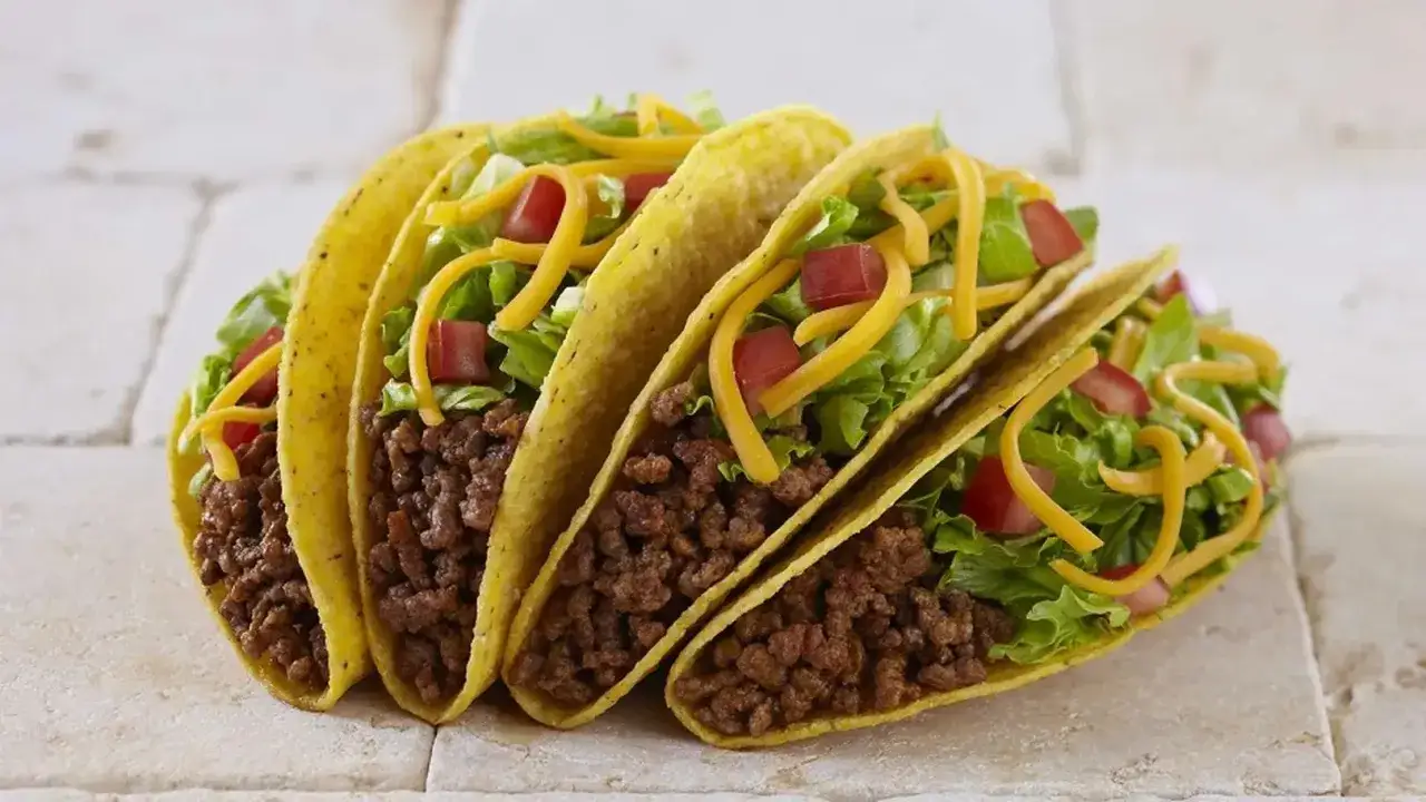 Tacos z mielonym mięsem, sałatą, pomidorami i serem w chrupiącej, żółtej tortilli. To właśnie jest tortilla!