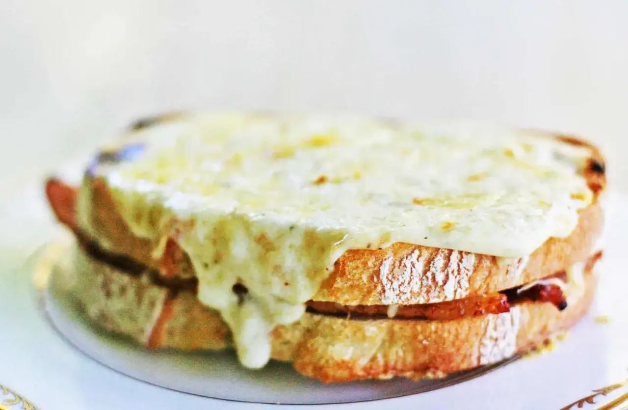 Pyszny, zapieczony croque monsieur z rozpływającym się serem i chrupiącym pieczywem.