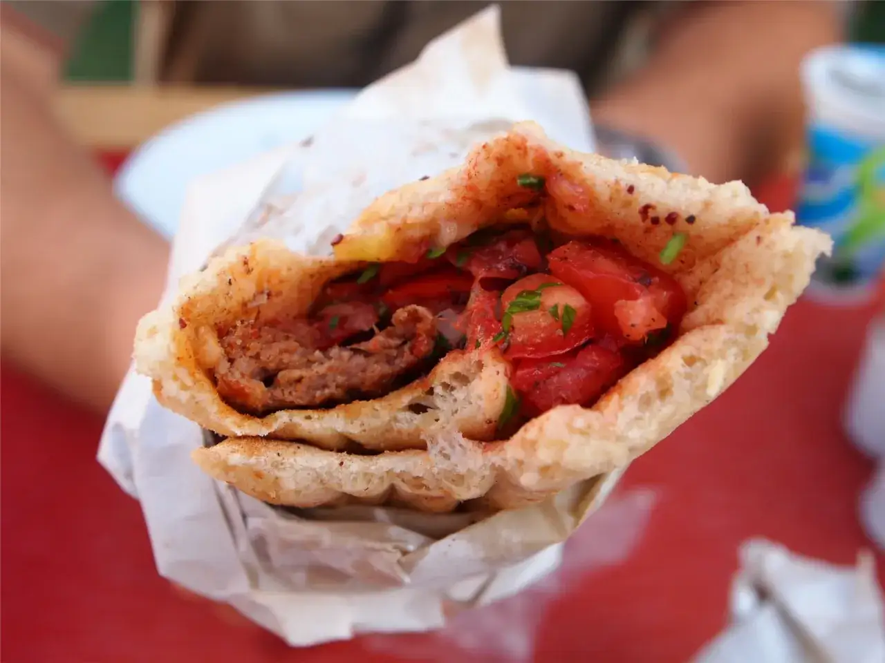 Pyszny kebab z mięsem, pomidorami i ziołami w chlebku pita. Idealny na szybki posiłek, czy to kebab, czy kebap – smakuje wybornie!