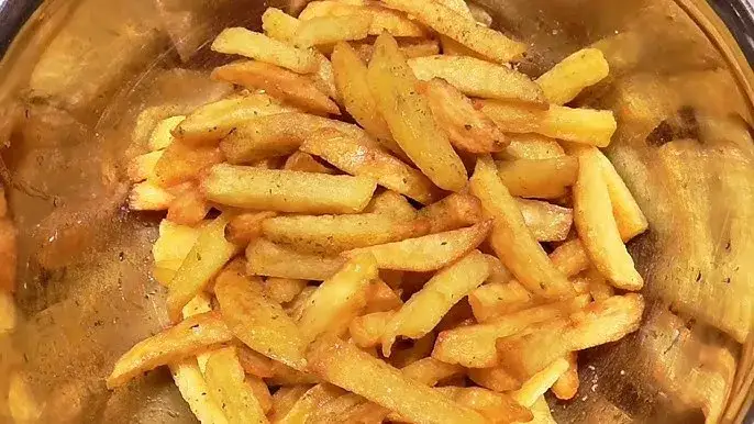 Zdjęcie Ile smażyć frytki w garnku, aby były chrupiące i idealne?