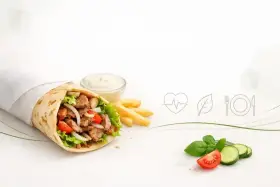 Pyszny kebab z mięsem, warzywami i sosem. Zobacz, co jest w kebabie: soczyste mięso, świeża sałata, pomidor, cebula i frytki.