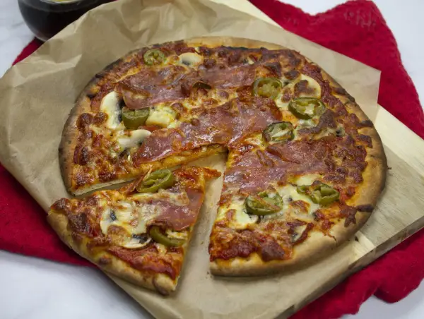Pyszna pizza z salami, jalapeno i pieczarkami, idealna na wieczór filmowy. Ta **spinata** wygląda apetycznie!