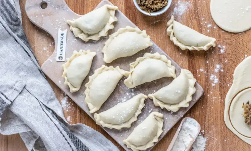 Surowe pielmieni i chinkali czekają na gotowanie. Ręcznie robione pierożki z ciasta i farszu.